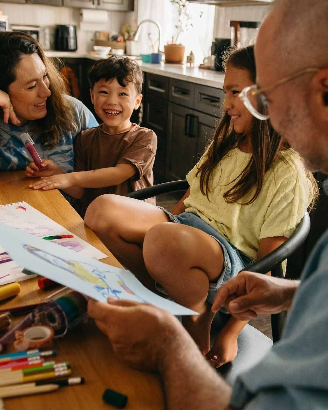 Familia riendo en la cocina